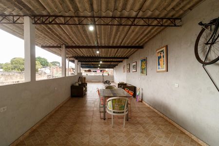 Casa à venda com 200m², 4 quartos e 2 vagas Casa à venda com 200m², 4 quartos e 2 vagasTerraço