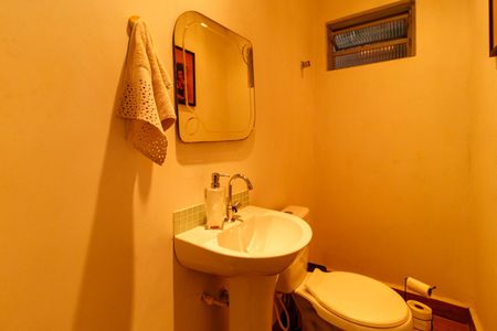 Casa à venda com 200m², 4 quartos e 2 vagas Casa à venda com 200m², 4 quartos e 2 vagasLavabo