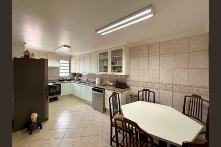 Casa à venda com 329m², 4 quartos e 3 vagas Casa à venda com 329m², 4 quartos e 3 vagasCozinha