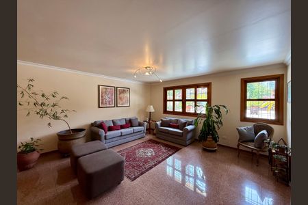 Casa à venda com 329m², 4 quartos e 3 vagas Casa à venda com 329m², 4 quartos e 3 vagasSala