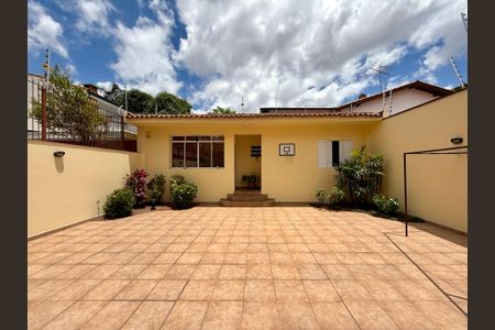 Casa à venda com 329m², 4 quartos e 3 vagas Casa à venda com 329m², 4 quartos e 3 vagasQuintal
