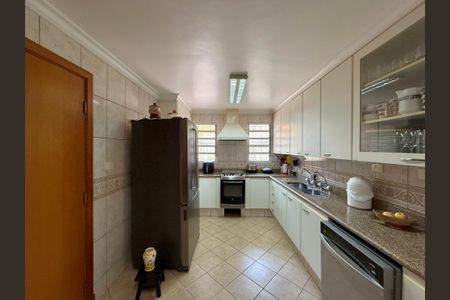 Casa à venda com 329m², 4 quartos e 3 vagas Casa à venda com 329m², 4 quartos e 3 vagasCozinha