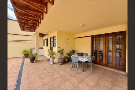 Casa à venda com 329m², 4 quartos e 3 vagas Casa à venda com 329m², 4 quartos e 3 vagasQuintal