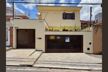 Casa à venda com 329m², 4 quartos e 3 vagas Casa à venda com 329m², 4 quartos e 3 vagasFachada