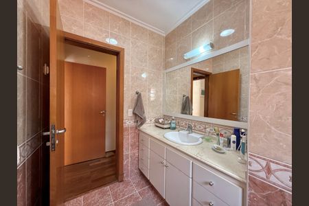 Casa à venda com 329m², 4 quartos e 3 vagas Casa à venda com 329m², 4 quartos e 3 vagasBanheiro Suíte