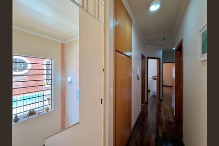 Casa à venda com 329m², 4 quartos e 3 vagas Casa à venda com 329m², 4 quartos e 3 vagasCorredor Quartos