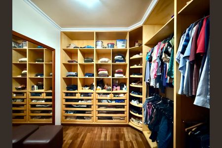 Casa à venda com 329m², 4 quartos e 3 vagas Casa à venda com 329m², 4 quartos e 3 vagasCloset Suíte