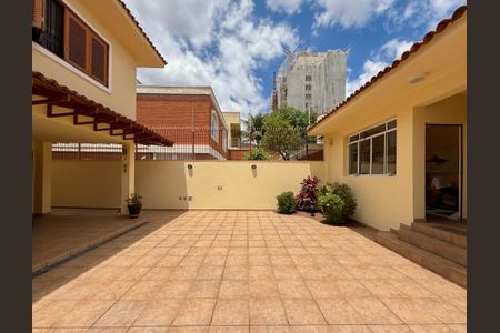 Casa à venda com 329m², 4 quartos e 3 vagas Casa à venda com 329m², 4 quartos e 3 vagasQuintal