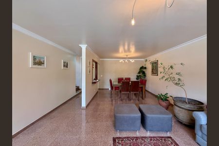 Casa à venda com 329m², 4 quartos e 3 vagas Casa à venda com 329m², 4 quartos e 3 vagasSala