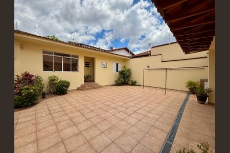 Casa à venda com 329m², 4 quartos e 3 vagas Casa à venda com 329m², 4 quartos e 3 vagasQuintal