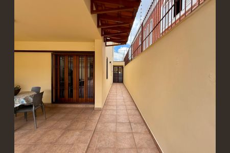 Casa à venda com 329m², 4 quartos e 3 vagas Casa à venda com 329m², 4 quartos e 3 vagasQuintal