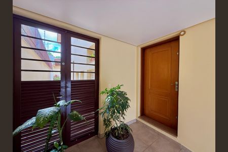 Casa à venda com 329m², 4 quartos e 3 vagas Casa à venda com 329m², 4 quartos e 3 vagasEntrada Casa