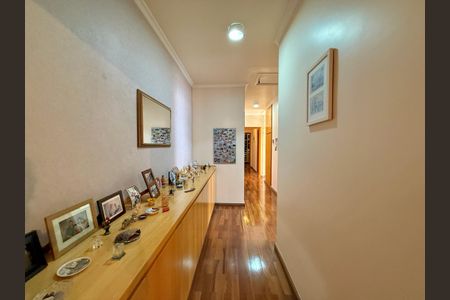 Casa à venda com 329m², 4 quartos e 3 vagas Casa à venda com 329m², 4 quartos e 3 vagasCorredor Quartos