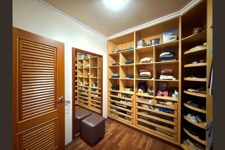 Casa à venda com 329m², 4 quartos e 3 vagas Casa à venda com 329m², 4 quartos e 3 vagasCloset Suíte