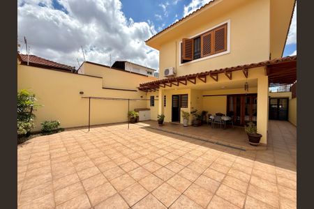 Casa à venda com 329m², 4 quartos e 3 vagas Casa à venda com 329m², 4 quartos e 3 vagasQuintal