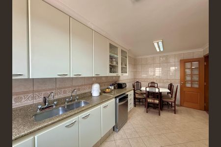 Casa à venda com 329m², 4 quartos e 3 vagas Casa à venda com 329m², 4 quartos e 3 vagasCozinha