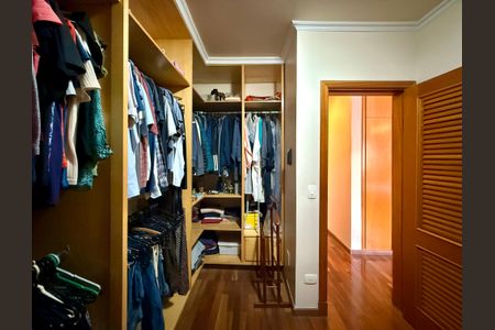 Casa à venda com 329m², 4 quartos e 3 vagas Casa à venda com 329m², 4 quartos e 3 vagasCloset Suíte