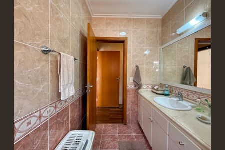 Casa à venda com 329m², 4 quartos e 3 vagas Casa à venda com 329m², 4 quartos e 3 vagasBanheiro Suíte