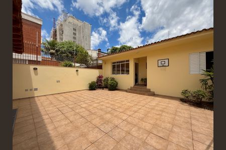 Casa à venda com 329m², 4 quartos e 3 vagas Casa à venda com 329m², 4 quartos e 3 vagasQuintal