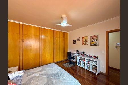 Casa à venda com 329m², 4 quartos e 3 vagas Casa à venda com 329m², 4 quartos e 3 vagasQuarto 1