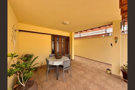 Casa à venda com 329m², 4 quartos e 3 vagas Casa à venda com 329m², 4 quartos e 3 vagasQuintal