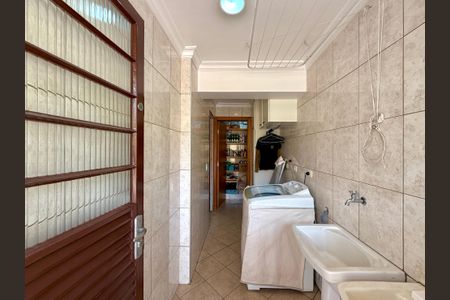 Casa à venda com 329m², 4 quartos e 3 vagas Casa à venda com 329m², 4 quartos e 3 vagasÁrea de Serviço