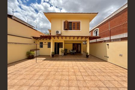 Casa à venda com 329m², 4 quartos e 3 vagas Casa à venda com 329m², 4 quartos e 3 vagasQuintal