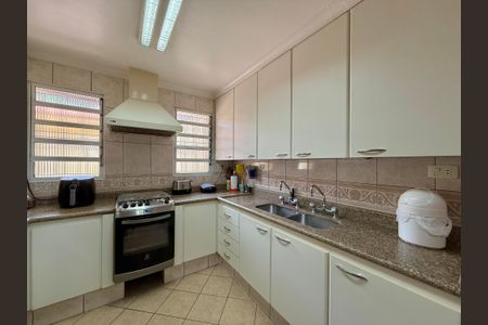 Casa à venda com 329m², 4 quartos e 3 vagas Casa à venda com 329m², 4 quartos e 3 vagasCozinha