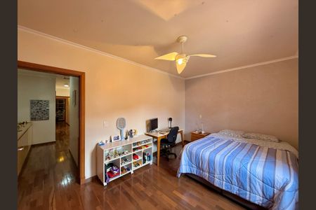 Casa à venda com 329m², 4 quartos e 3 vagas Casa à venda com 329m², 4 quartos e 3 vagasQuarto 2