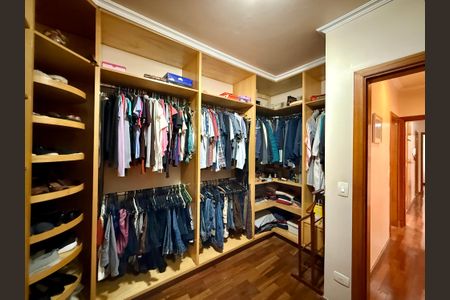 Casa à venda com 329m², 4 quartos e 3 vagas Casa à venda com 329m², 4 quartos e 3 vagasCloset Suíte