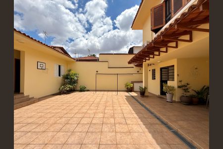 Casa à venda com 329m², 4 quartos e 3 vagas Casa à venda com 329m², 4 quartos e 3 vagasQuintal