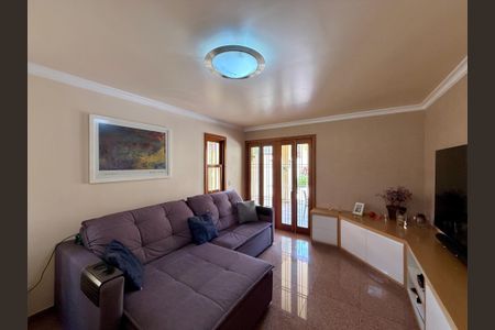 Casa à venda com 329m², 4 quartos e 3 vagas Casa à venda com 329m², 4 quartos e 3 vagasSala