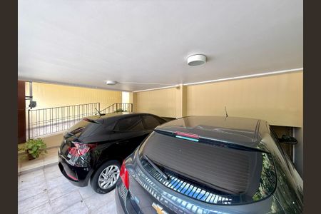 Casa à venda com 329m², 4 quartos e 3 vagas Casa à venda com 329m², 4 quartos e 3 vagasGaragem