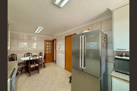 Casa à venda com 329m², 4 quartos e 3 vagas Casa à venda com 329m², 4 quartos e 3 vagasCozinha