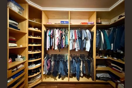 Casa à venda com 329m², 4 quartos e 3 vagas Casa à venda com 329m², 4 quartos e 3 vagasCloset Suíte