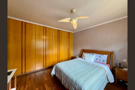 Casa à venda com 329m², 4 quartos e 3 vagas Casa à venda com 329m², 4 quartos e 3 vagasSuíte