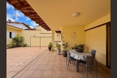 Casa à venda com 329m², 4 quartos e 3 vagas Casa à venda com 329m², 4 quartos e 3 vagasQuintal