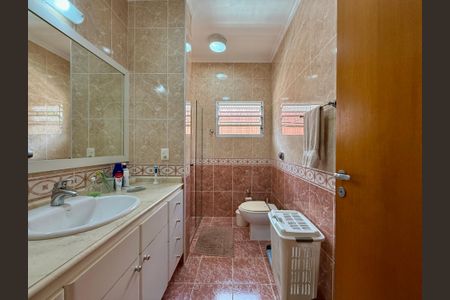 Casa à venda com 329m², 4 quartos e 3 vagas Casa à venda com 329m², 4 quartos e 3 vagasBanheiro Suíte