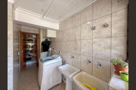 Casa à venda com 329m², 4 quartos e 3 vagas Casa à venda com 329m², 4 quartos e 3 vagasÁrea de Serviço