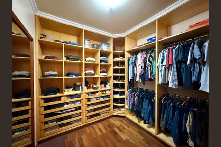 Casa à venda com 329m², 4 quartos e 3 vagas Casa à venda com 329m², 4 quartos e 3 vagasCloset Suíte