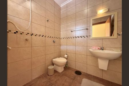 Casa à venda com 329m², 4 quartos e 3 vagas Casa à venda com 329m², 4 quartos e 3 vagasBanheiro de Serviço