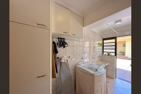 Casa à venda com 329m², 4 quartos e 3 vagas Casa à venda com 329m², 4 quartos e 3 vagasÁrea de Serviço