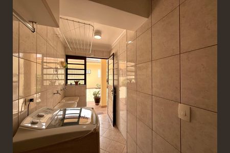 Casa à venda com 329m², 4 quartos e 3 vagas Casa à venda com 329m², 4 quartos e 3 vagasÁrea de Serviço