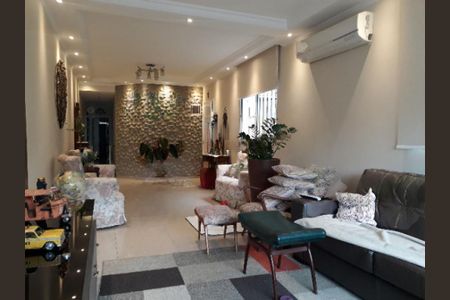 Casa à venda com 217m², 3 quartos e 3 vagas