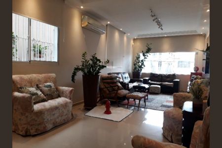 Casa à venda com 217m², 3 quartos e 3 vagas