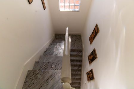 Casa à venda com 360m², 6 quartos e 4 vagas Casa à venda com 360m², 6 quartos e 4 vagasEscada