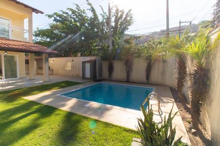 Casa à venda com 360m², 6 quartos e 4 vagas Casa à venda com 360m², 6 quartos e 4 vagasÁrea externa