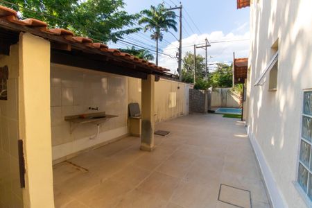 Casa à venda com 360m², 6 quartos e 4 vagas Casa à venda com 360m², 6 quartos e 4 vagasÁrea externa