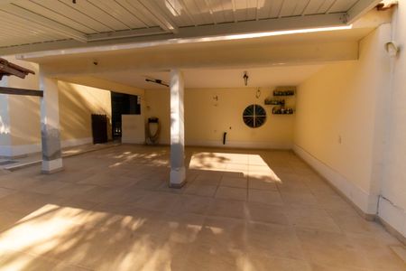 Casa à venda com 360m², 6 quartos e 4 vagas Casa à venda com 360m², 6 quartos e 4 vagasGaragem