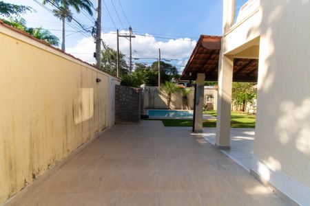 Casa à venda com 360m², 6 quartos e 4 vagas Casa à venda com 360m², 6 quartos e 4 vagasÁrea externa